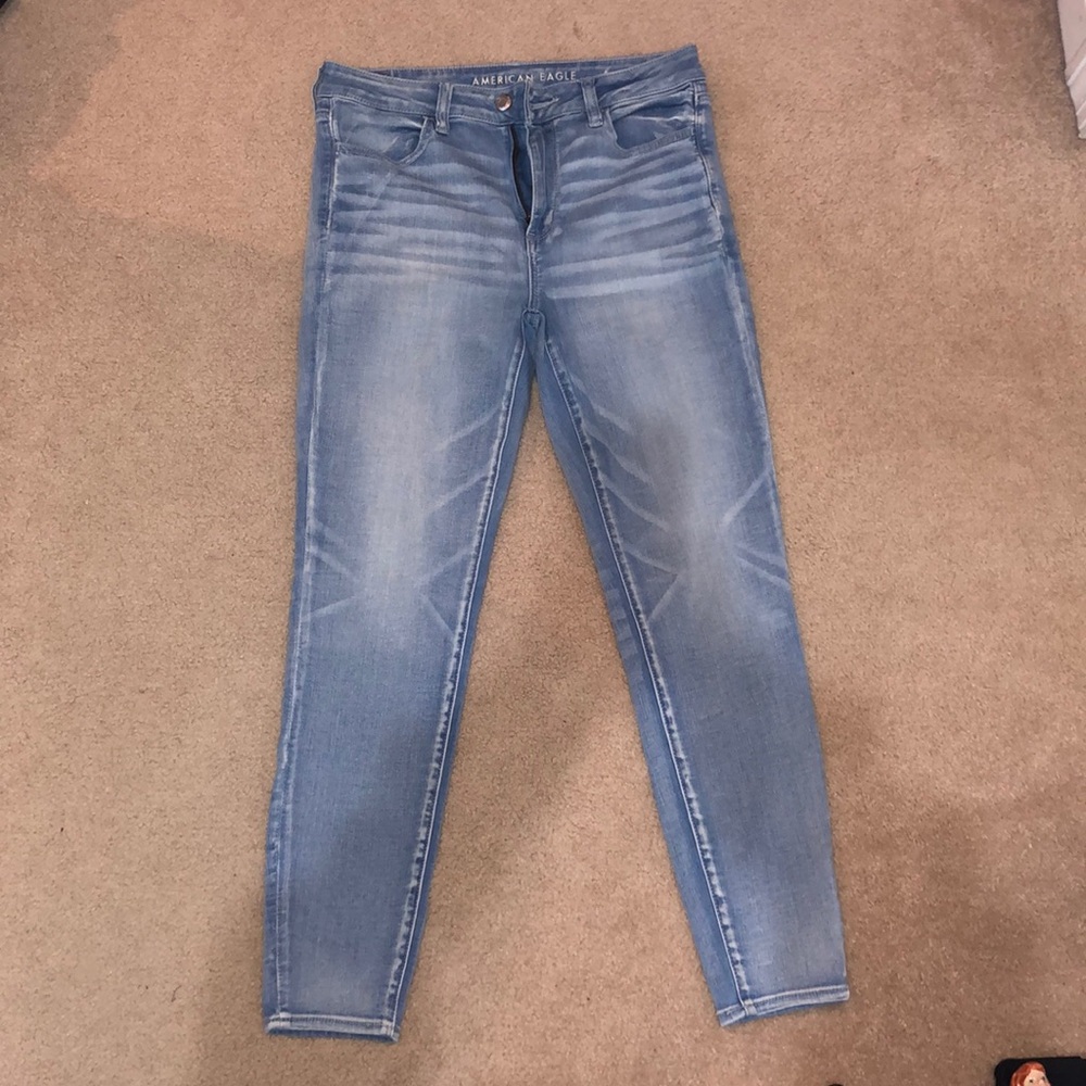 New without tags AE light wash jeans. Size 12.